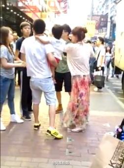孩子香港街头小便