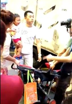 孩子香港街头小便