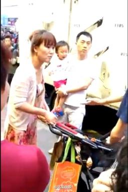孩子香港街头小便