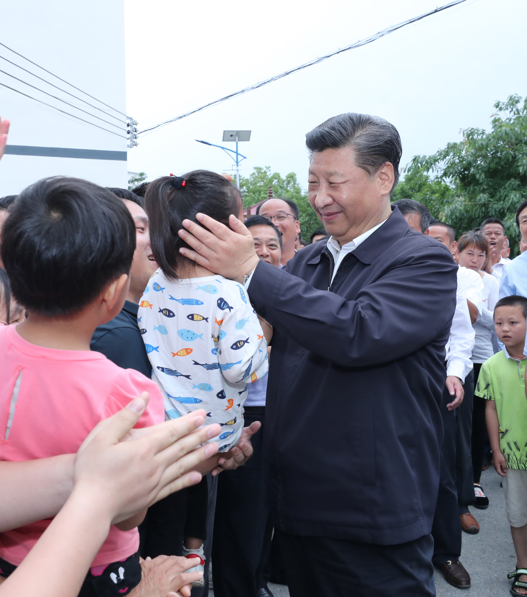 2019年5月20日,中共中央总书记、国家主席、中央军委主席习近平深入赣南老区考察调研。这是习近平来到赣州市于都县梓山镇潭头村亲切看望老区群众。新华社记者 鞠鹏 摄