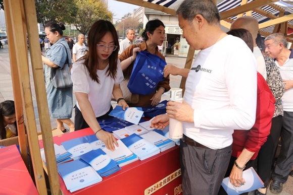 宣传员为居民群众发放法律宣传手册。江北区五里店街道供图