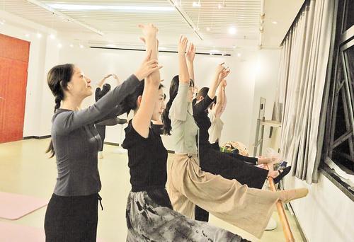 4月25日,在唐山市青少年宫,青年夜校民族舞班老师为学员上课。 河北日报记者 王育民摄