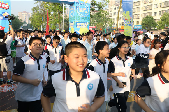 青年学生代表以及社会跑步爱好者等1000余人参加。荣昌区委宣传部供图 华龙网发