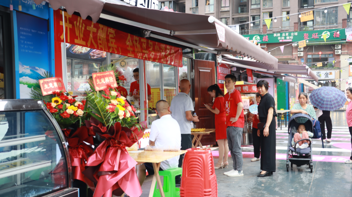 市民在公交便民驿站内就餐购物。记者 彭怡 摄