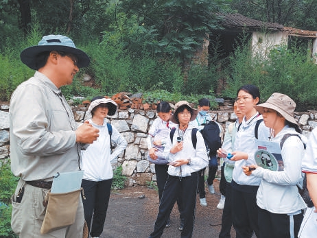 一六六中学学生前往房山区周口店镇黄山店村开展综合实践活动。学校供图
